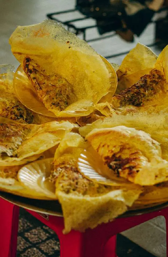 Những chiếc bánh xèo chay vàng ươm trên mâm